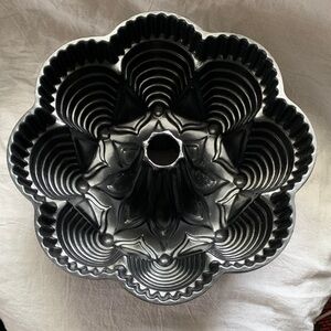 Nordic Ware Fiesta Party Bundt Pan
Heavy, solid bakeware 
Like new condition ⭐️